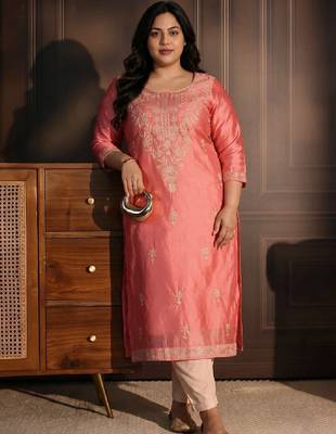 Women ethnic motifs embroidered thread work kurta 1