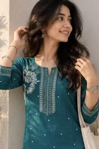 Women ethnic motifs embroidered thread work kurta