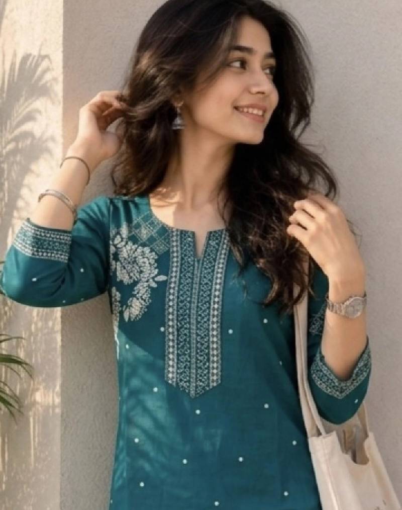 Women ethnic motifs embroidered thread work kurta