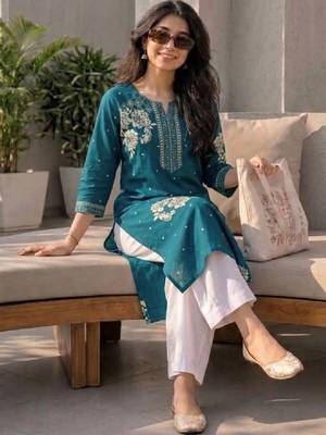 Women ethnic motifs embroidered thread work kurta 3