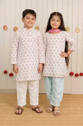 Off white printed cotton kurta salwar set & kurta pyjama brother sister matching combo