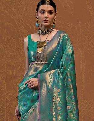 Woven design zari silk blend kanjeevaram saree with matching blouse 3