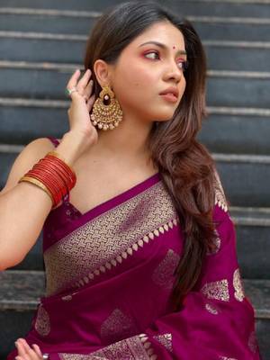 Woven design ethnic motifs zari heavy work kanjeevaram saree 2