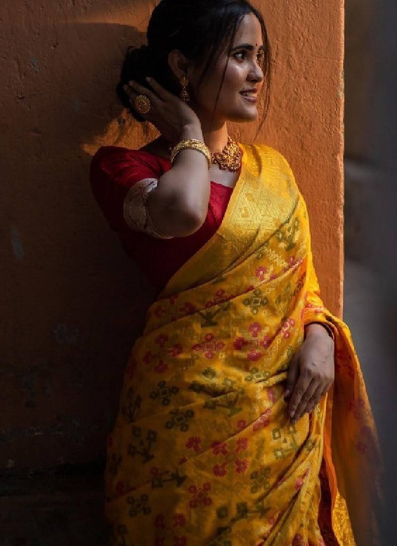 Woven design zari kanjeevaram silk blend saree