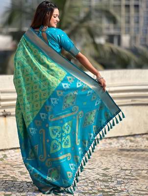 Ethnic motifs woven design zari kanjeevaram saree 2