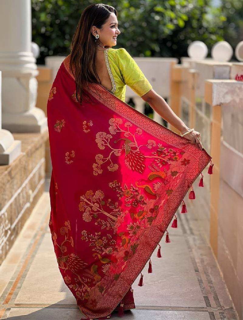 Women ethnic motifs zari kanjeevaram saree
