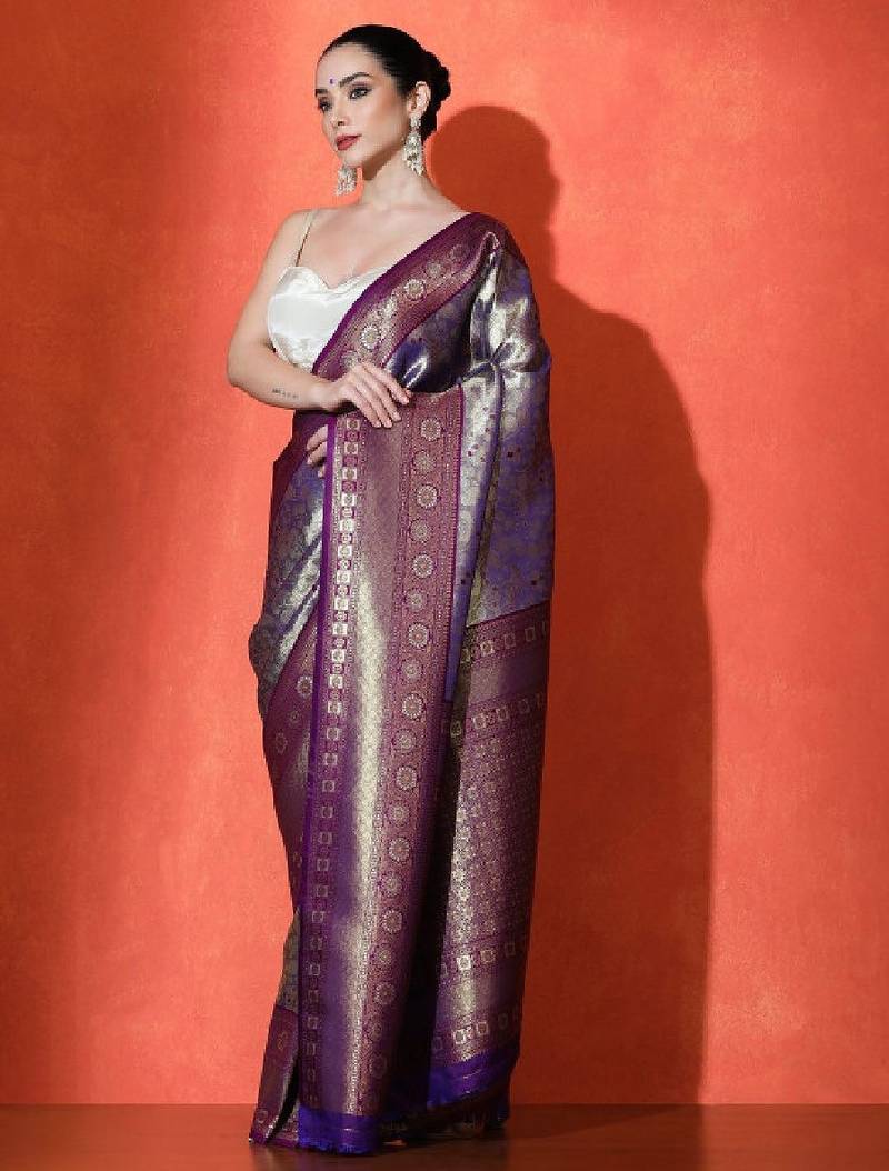 Floral woven design kanjeevaram saree with unstitched blouse piece