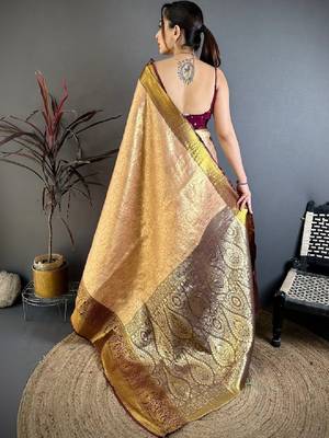 Woven design zari silk blend kanjeevaram saree 4