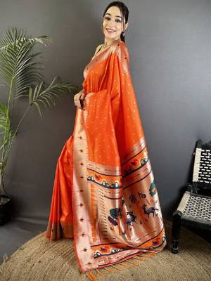 Ethnic motifs woven design zari silk blend designer kanjeevaram saree 3