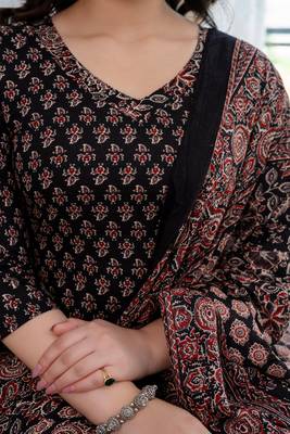 Black floral printed pure cotton kurta set for women 4