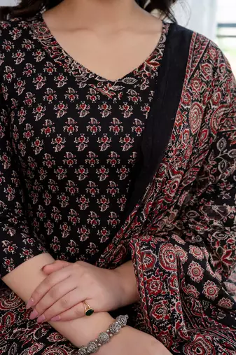 Black floral printed pure cotton kurta set for women
