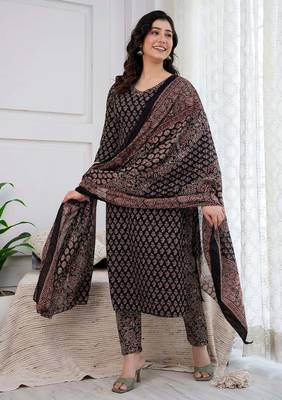 Black floral printed pure cotton kurta set for women 5
