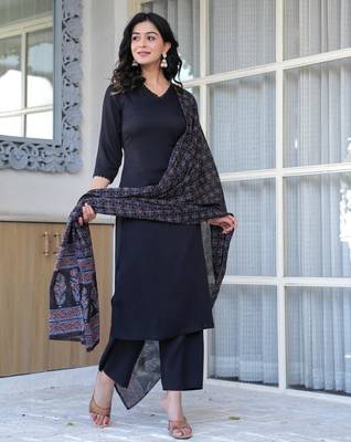 Black floral printed pure cotton kurta set for women 1
