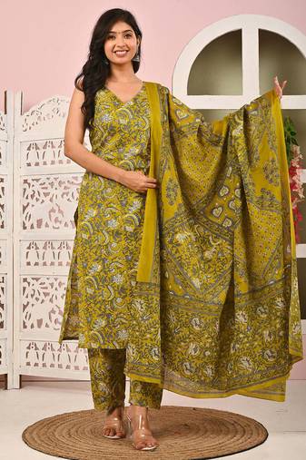 Green floral printed cotton kurta set for women