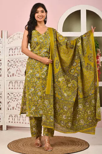 Green floral printed cotton kurta set for women