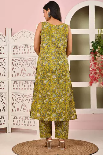 Green floral printed cotton kurta set for women
