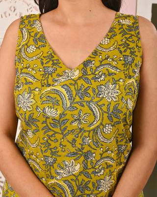 Green floral printed pure cotton kurta set for women 4
