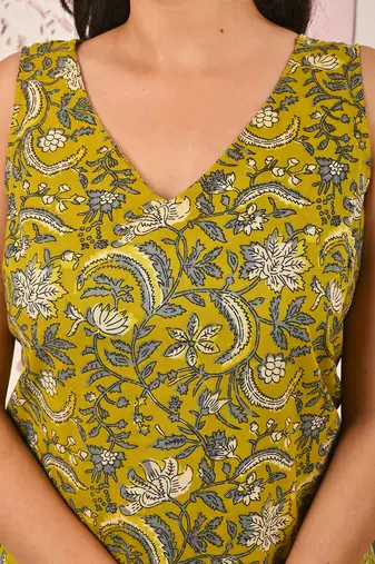 Green floral printed cotton kurta set for women