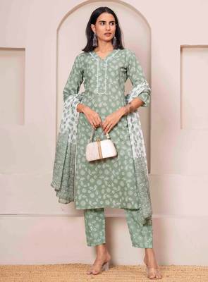 Green floral printed pure cotton kurta set for women 5