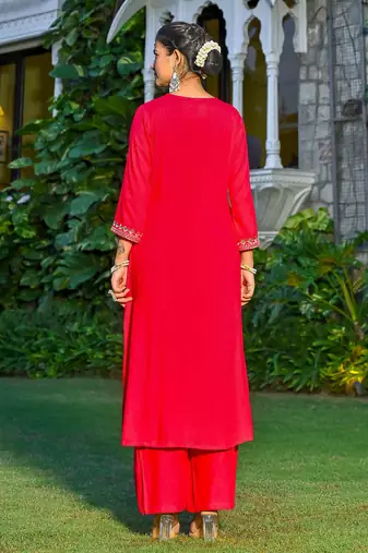 Magenta embroidered viscose rayon kurta set for women