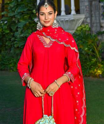 Magenta embroidered viscose rayon kurta set for women 4