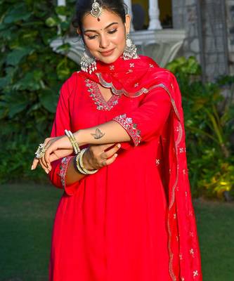 Magenta embroidered viscose rayon kurta set for women 5