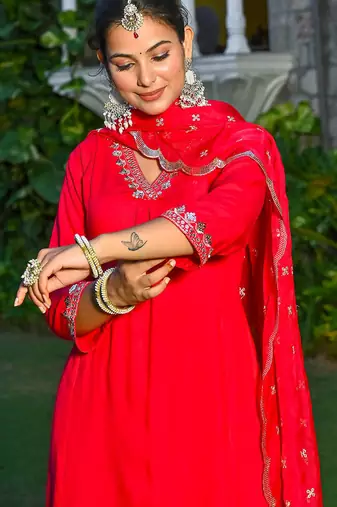 Magenta embroidered viscose rayon kurta set for women