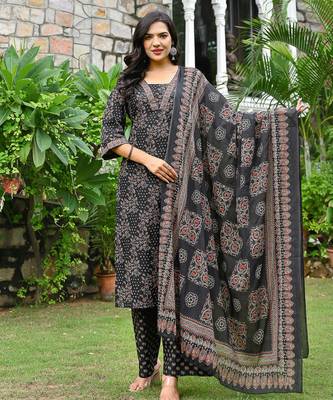 Black floral printed pure cotton kurta set for women 1