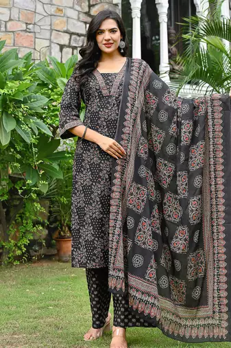Black floral printed cotton kurta set for women
