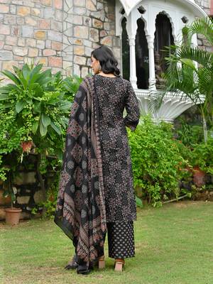 Black floral printed pure cotton kurta set for women 2