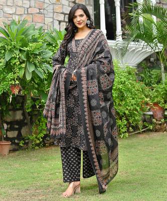 Black floral printed pure cotton kurta set for women 5