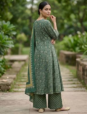 Green floral printed pure cotton kurta set for women 2