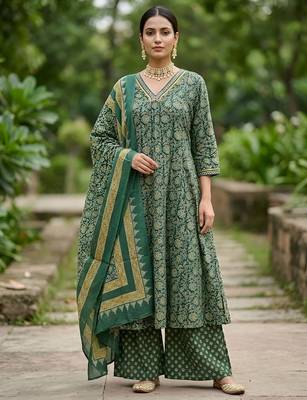 Green floral printed pure cotton kurta set for women 4