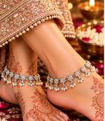 White mehandi-plated agate stone anklets