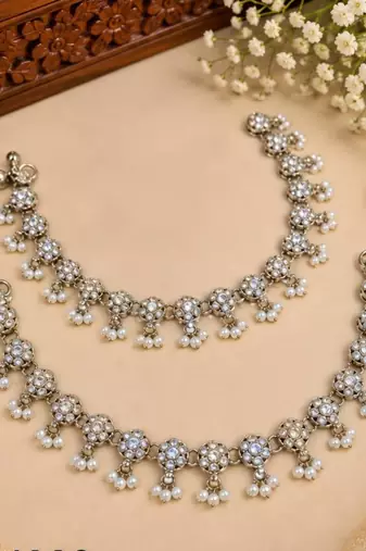 White mehandi-plated agate stone anklets