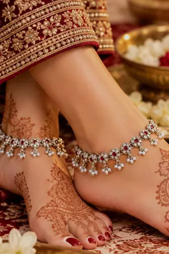 Maroon mehandi-plated agate stone anklets
