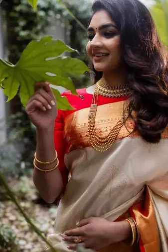 White red silk blend jacuard work festival saree with unstitched blouse piece