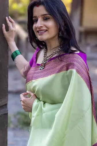 Pista purple silk blend jacuard work festival saree with unstitched blouse piece