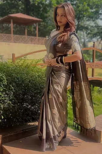 Grey silk blend jacuard work festival saree with unstitched blouse piece