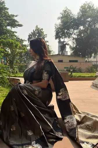 Grey silk blend jacuard work festival saree with unstitched blouse piece