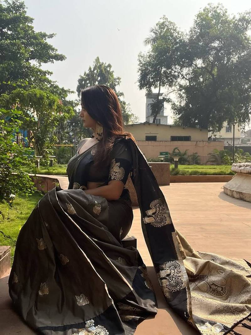Grey silk blend jacuard work festival saree with unstitched blouse piece