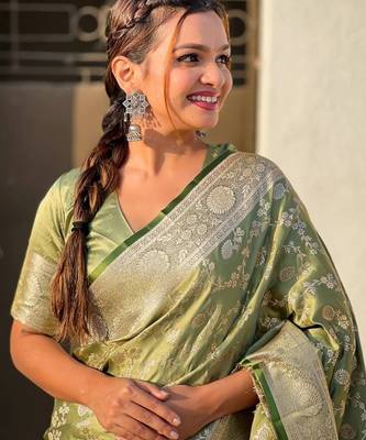 Mehendi silk blend jacuard work festival saree with unstitched blouse piece 4