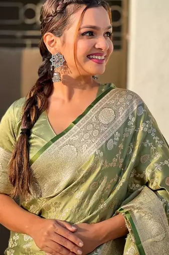 Mehendi silk blend jacuard work festival saree with unstitched blouse piece