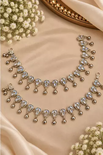 White mehandi-plated agate stone anklets