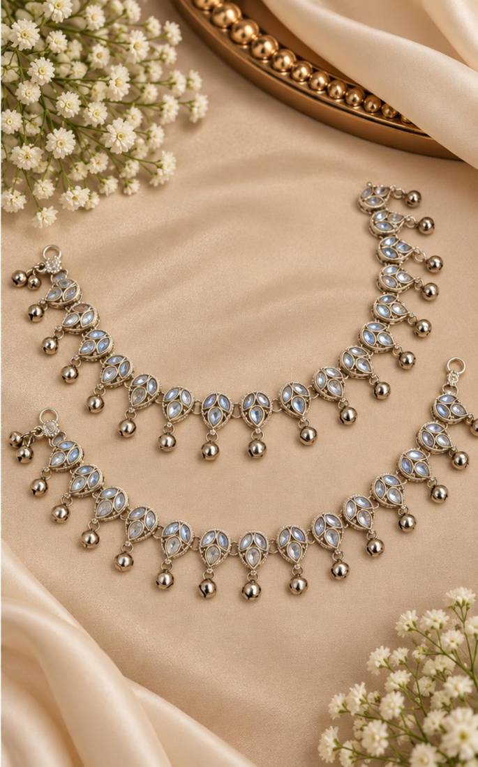 White mehandi-plated agate stone anklets