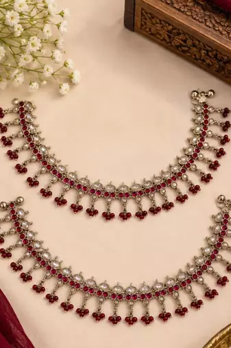 Maroon mehandi-plated agate stone anklets