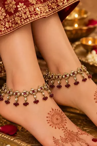 Maroon mehandi-plated agate stone anklets