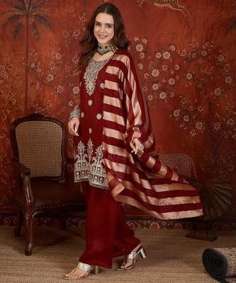 Maroon silk blend embroidered kurta set. 3