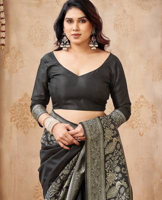 black smart graceful handloom silk blend fanric woven designer saree 5