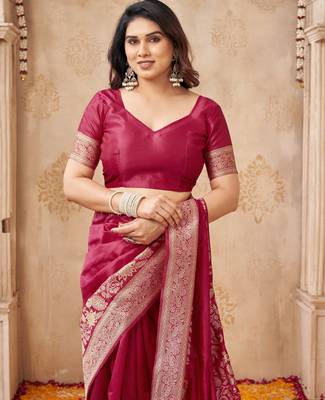 maroon smart graceful handloom silk blend fanric woven designer saree 5